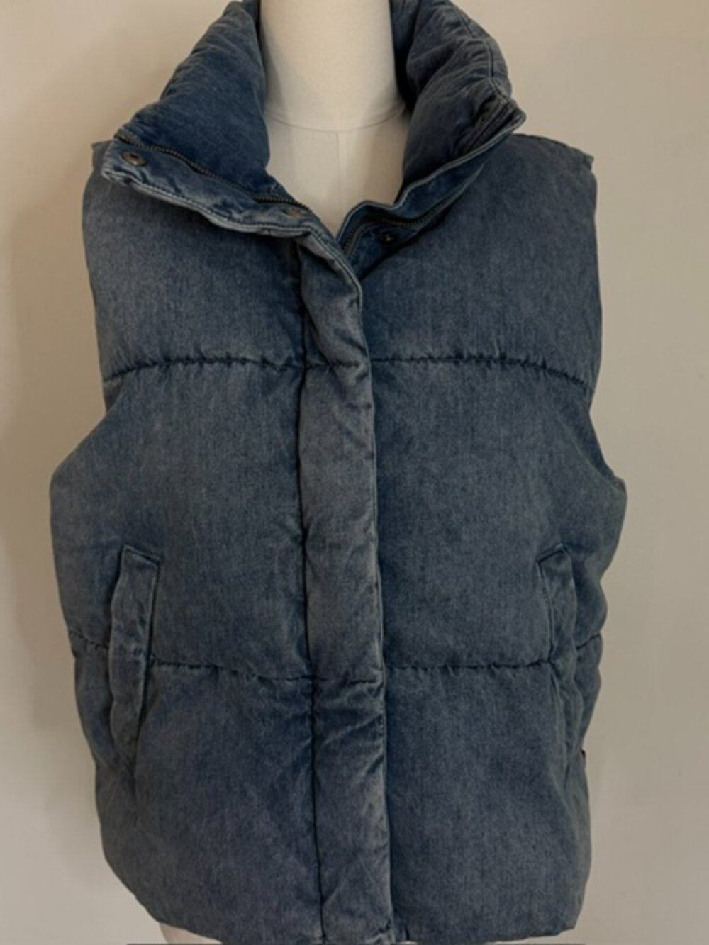 Levis Puffer Vest Large Women's Blue Chambray Denim Quilted Full Zip Snap